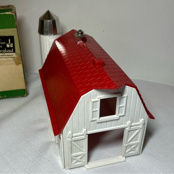 Plasticville Barn Kit with Red Roof. Model trains or any village accessory - Picture 2 of 7